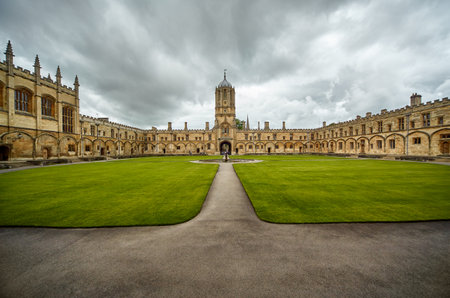 Tom Quad, the largest quad in Oxford, is dominated to the west by Tom Tower.  In the center of square there is a fountain of Mercury . Oxford University. Englandのeditorial素材