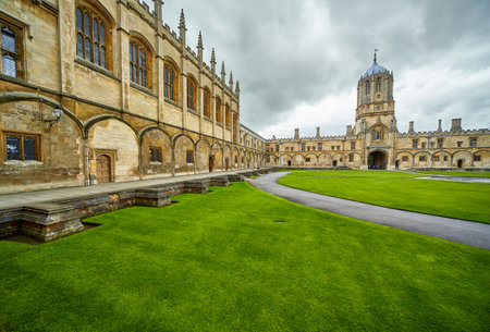 Tom Quad, the largest quad in Oxford, is dominated to the west by Tom Tower. Christ Church. Oxford University. Englandのeditorial素材