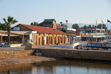 PAPHOS, CYPRUS - JUNE 08, 2018: The view of cafe and En Plo art gallery on the coastal walkway of Paphos harbor. Cyprusのeditorial素材