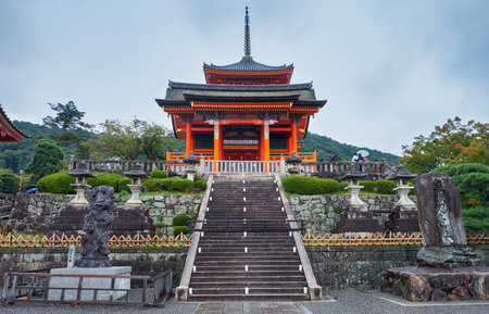 KYOTO, JAPAN - OCTOBER 18, 2019:  The stairs to the West Gate (Sei-mon) that hide the three- storied pagoda. Kiyomizu-dera Temple. Kyoto. Japanのeditorial素材