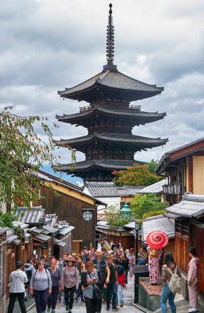 KYOTO, JAPAN - OCTOBER 18, 2019:  The tourists crowds on the cobbled alley among traditional Japanese style buildings with the Hokan-ji Temple (Yasaka Pagoda) on the background. Kyoto. Japanのeditorial素材