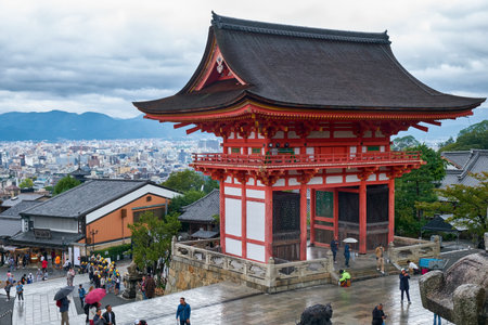 KYOTO, JAPAN - OCTOBER 18, 2019:  The view of two-story Nio-mon (Deva Gate), the main entrance to Kiyomizu-dera Temple, on the background of the old town of Kyoto. Japanのeditorial素材