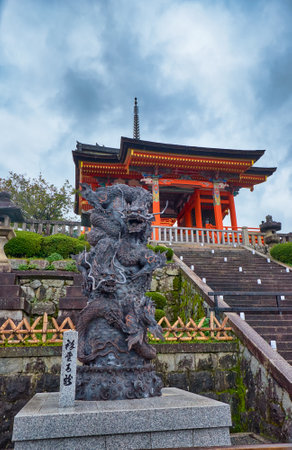 KYOTO, JAPAN - OCTOBER 18, 2019:  The statue of blue dragon, or Seiryuu in front of West Gate of  Kiyomizu-dera Temple.  Seiryuu is honored as an incarnation of Kannon and the guardian of Kyotoのeditorial素材