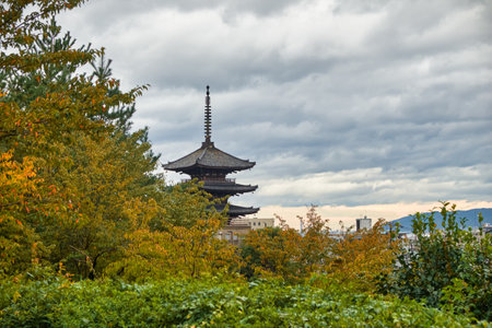 The view of the Yasaka pagoda (Hokan-ji temple) surrounded by the autumn trees in the middle of old Kyoto neighborhood. Higashiyama district. Kyoto. Japanのeditorial素材