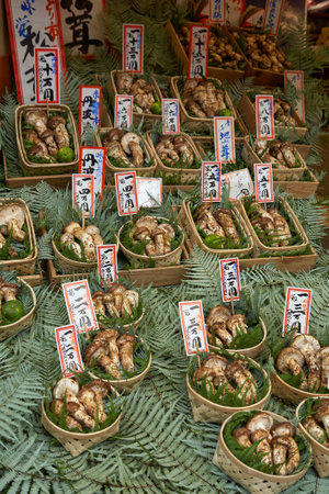 KYOTO, JAPAN - OCTOBER 22, 2007: The counter with Japanese furikake (rice toppings) made of dried fish, sesame seeds or chopped seaweed on the Nishiki Market. Kyotoのeditorial素材