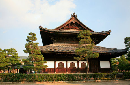 The view of impressive Zenshu-style Hattou (Darma Hall), hondo or lecture hall, the main hall of Zen Kenninji temple. Kyoto. Japanのeditorial素材