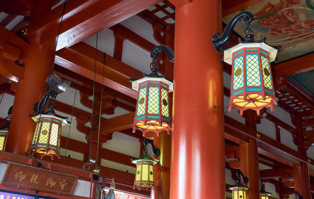 The view of Tsuri-doro hanging lanterns hooked on the vermilion columns inside the oldest Buddhist temple Senso-ji in Asakusa. Tokyo. Japanのeditorial素材