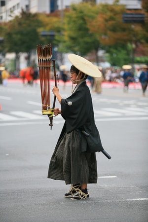 Kyoto, Japan - October 22, 2007: Actor representing Segunat deputy wearing the traditional japanese wear for traveling with sandogasa hat with arrows. Jidai Festival. Kyoto. Japanのeditorial素材
