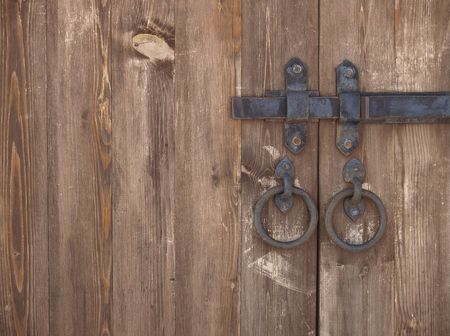 old wooden gates with metallic lock    の写真素材