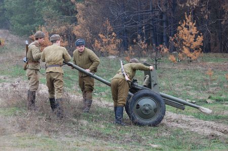 KIEV, UKRAINE - DEC 6: Members of a history club Red Star wears historical Soviet uniforms during a WWII reenactment 'Defense Kiev' in 1943 on December 6, 2009 in Kiev, Ukraine のeditorial素材