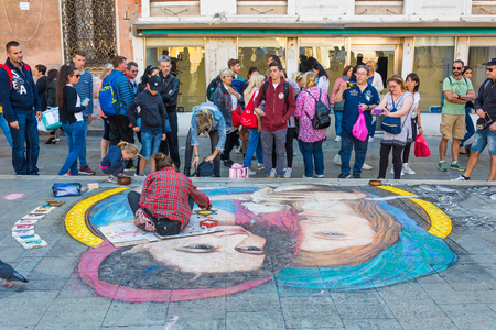 Venice, Italy - Sep 30, 2018: The artist draws on the pavement stones, Veniceのeditorial素材