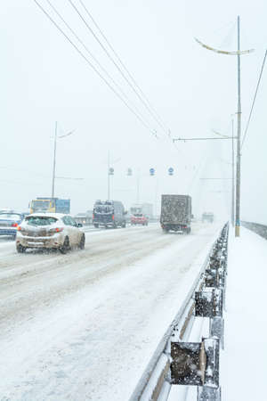 KYIV, UKRAINE - NOVEMBER 29, 2016: The transport movement at the Moscow bridge during a snow storm. Kiev, Ukraineのeditorial素材