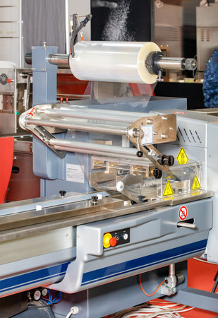Packing machine for receiving packages from a reel of a polyethylene roll with heat-sealable,...