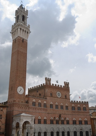 Torre del Mangia in Piazza Campo in Sienaの写真素材