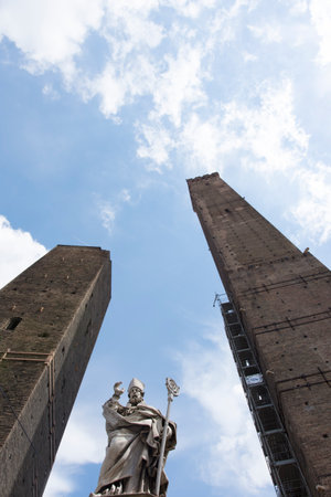 the statue of Saint Petronius with the two towers in the background in Bolognaのeditorial素材