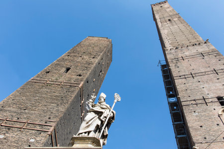the statue of Saint Petronius with the two towers in the background in Bolognaのeditorial素材