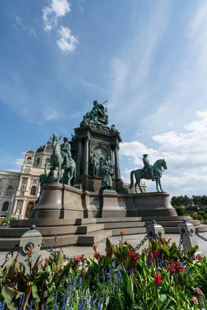 The statue of Maria-Theresien in the center of the Maria-Theresien square in Vienna.のeditorial素材