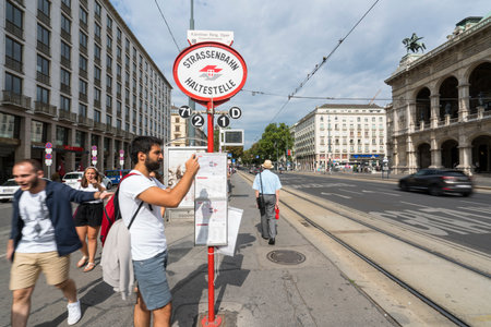 Tourists in front of the Konzertvereinigung Wiener Staatsopernchor in Viennaのeditorial素材