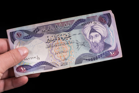 An Old Iraqi banknote on handのeditorial素材