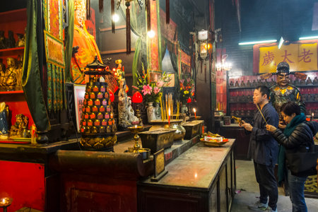 A couple praying in Tin Hau Temple in Hong Kongのeditorial素材
