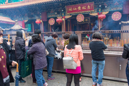 People pray in Wong Tai Sin temple courtyard in Hong Kongのeditorial素材