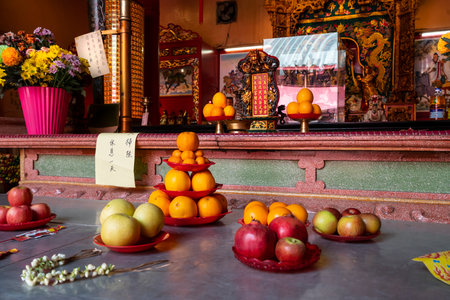 Kuala Lumpur, Malaysia, January 2019.  The offers on the altar in   Guan Di taoist Templeのeditorial素材