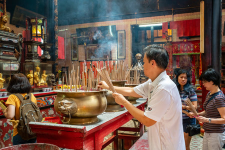 Kuala Lumpur, Malaysia. January 2019.   Faithful pray in froint of the altar in Sin Sze Si Ya Templeのeditorial素材