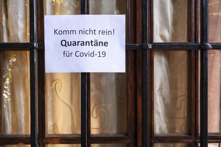 The sign with the prohibition of entry for Quarantine for the Covid-19 virus in german language on a home windowの写真素材