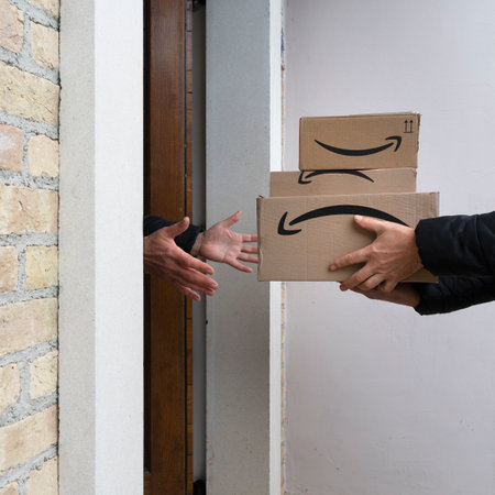 the boom in Amazon home deliveries of goods in the pandemic period from Covid-19のeditorial素材