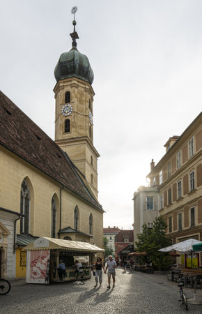 Graz, Austria. August 2020. The shadow of two lovers kissing under the clock tower at nightのeditorial素材