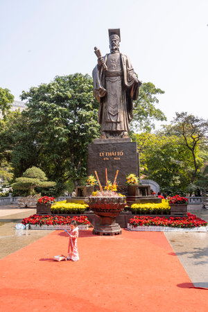 Hanoi, Vietnam, January 2023. bronze statue of King Ly Thai To honoring liberation, culture and history in a city center parkのeditorial素材