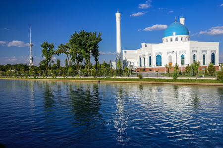 The White Mosque Minor with turquoise dome, one of new sights of Tashkent, located in the new part of the city on the embankment of the Ankhor channel and is surrounded by a landscaped areaの写真素材