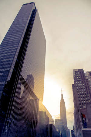 The afternoon sunlight sets behind the skyscrapers of New York City and is reflected in the window panes. Concept business Lifeのeditorial素材