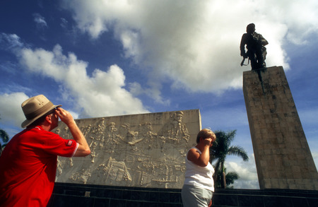 Tourists in Monument and mauseleum in honour of the national hero Che Guevara, Santa Clara, Cuba.のeditorial素材