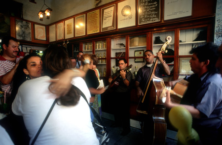 Love and live music in the bar at La Bodeguita del Medio in central havana, cuba. Cuba Havana La Bodeguita del Medio is a typical restaurant-bar of Havana It is very famous & touristy for the personalitiesのeditorial素材