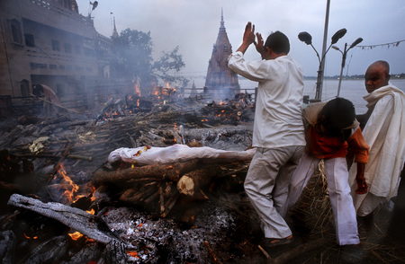 Asia India Uttar Pradesh Varanasi Manikarnika Ghat used for Hindu cremation ceremonies. Varanasi, Uttar Pradesh, India. Manikarnika Ghat has a great significance not only in Hindu mythology and way of life but also in the philosophies of life and death. Mのeditorial素材