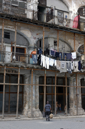 Building in poor condition in Havana Vieja, Cuba.のeditorial素材