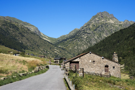 Trekking in the Vall d'Incles between Soldeu and El Tarter, Soldeu, Valira d'Orient, Pyrenees mountain, Andorraのeditorial素材