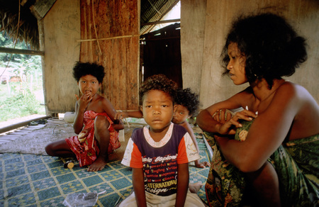 Orang Asli tribe in Taman Negara National Park in central Malaysia. Woman with her children in the hut.のeditorial素材