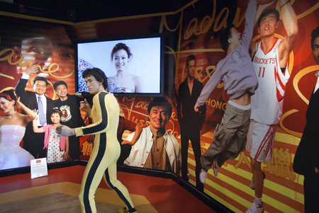 Bruce Lee figure in front of Madame Tussauds wax museum, The Peak Tower, Victoria Peak, Hong Kong Island, Hong Kong, Chinaのeditorial素材