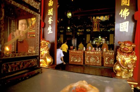 Prayers at Cheng Hoon Teng Temple, chinatown, Melaka, Malaysia.のeditorial素材