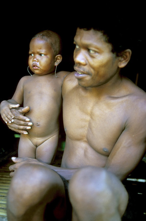 Orang Asli tribe in Taman Negara National Park in central Malaysia. Father with her doughter.のeditorial素材