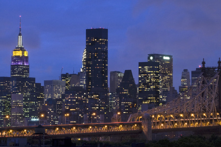 Views of the Empire State Building and other skyscrapers from Queens. The Empire State Building, with a total height of 443.2 meters , including 62 meters of antenna - and 102 floors, accessed by 1,860 steps, although it is more convenient to use one of 7のeditorial素材