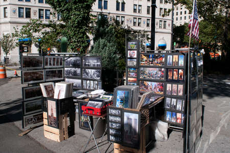 A shop behind a large display of photos, signs and other souvenirs of New York at Battery Park.のeditorial素材