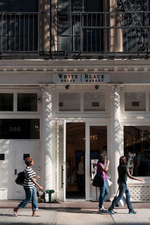 Shop White House Black Market on Broadway Street in the neighborhood of Tribeca. TriBeCa is currently seen as a trendy and trend with increasing number of inhabitants. Indeed we can see the streets of this neighborhood full of original shops, sophisticateのeditorial素材
