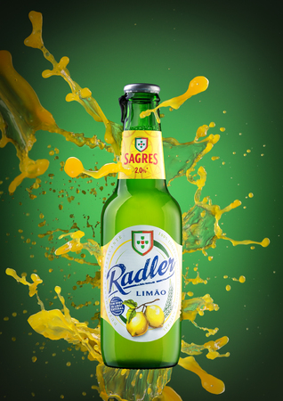 Portugal Faro ,3 Novembro 2017. Spray a splash of juice on a bottle of drink. On green background.のeditorial素材