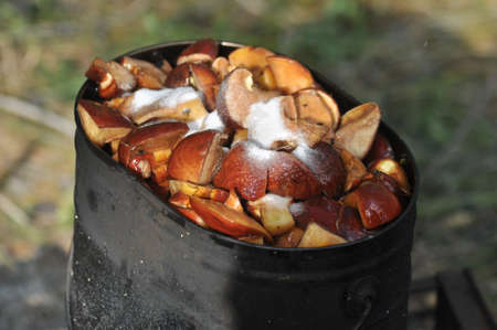 Full Billy sliced mushrooms, prepared for the heat treatment. Cooking mushrooms on a fire.の写真素材
