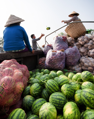 CAN THO,VIETNAM - 23 JAN, 2014: Unidentified people on floating market in Mekong river delta. Cai Rang and Cai Be markets are very popular among the local citizens and tourists.のeditorial素材