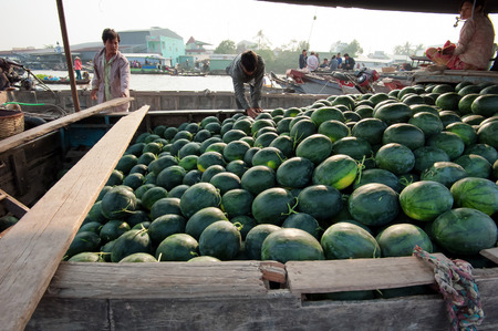 CAN THO,VIETNAM - 23 JAN, 2014: Unidentified people on floating market in Mekong river delta. Cai Rang and Cai Be markets are very popular among the local citizens and tourists.のeditorial素材