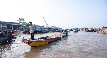 CAN THO,VIETNAM - 23 JAN, 2014: Unidentified people on floating market in Mekong river delta. Cai Rang and Cai Be markets are very popular among the local citizens and tourists.のeditorial素材